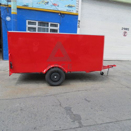 Caja abierta con piso de madera con puerta trasera a una hoja