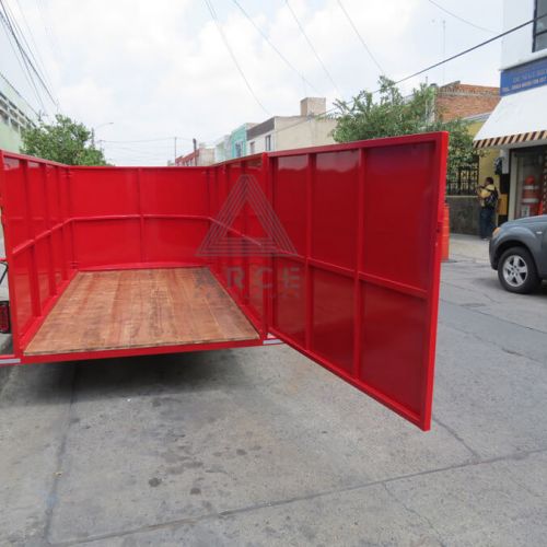 Caja abierta con piso de madera con puerta trasera a una hoja