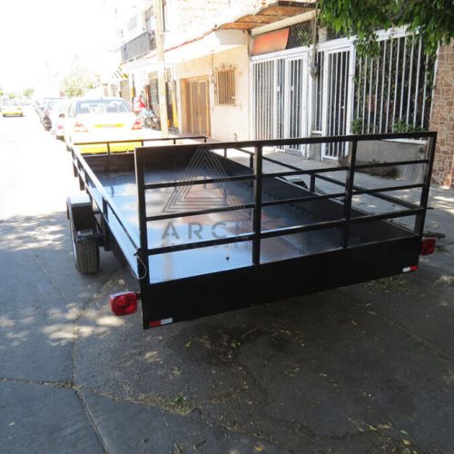Remolque de plataforma ligera con barandal inferior para evitar deslizamientos de equipo