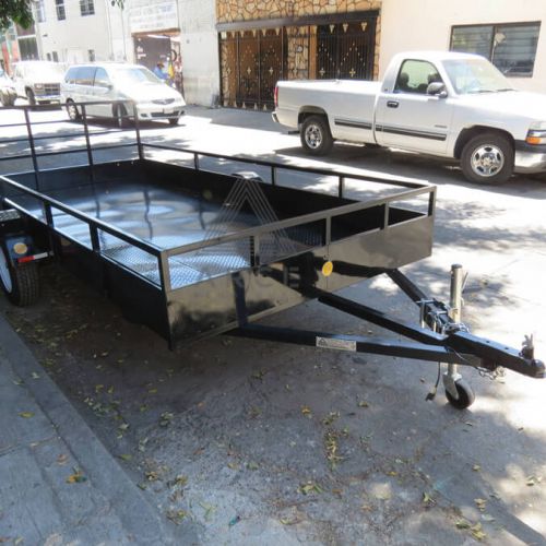 Remolque de plataforma ligera con barandal inferior para evitar deslizamientos de equipo