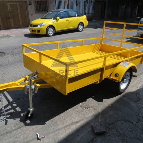 Remolque tipo plataforma ligera con con detalles de aluminio en salpicaderas