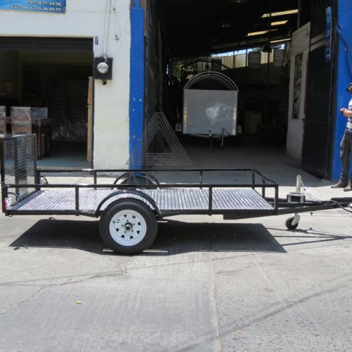 Remolque tipo plataforma con barandal cubierto en metal desplegado, equipado con accesorios en aluminio antiderrapante