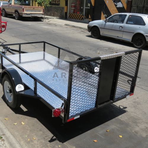 Remolque tipo plataforma con barandal cubierto en metal desplegado, equipado con accesorios en aluminio antiderrapante