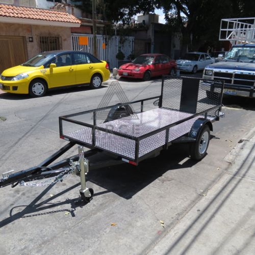 Remolque tipo plataforma con barandal cubierto en metal desplegado, equipado con accesorios en aluminio antiderrapante