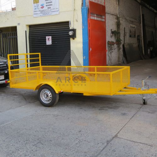Remolque tipo plataforma con costados cubiertos con metal desplegado