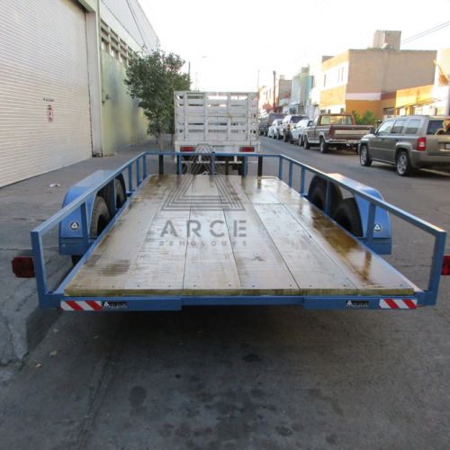 Remolque tipo plataforma con rampas movibles, piso de madera. Ideal para transportar carros o camionetas