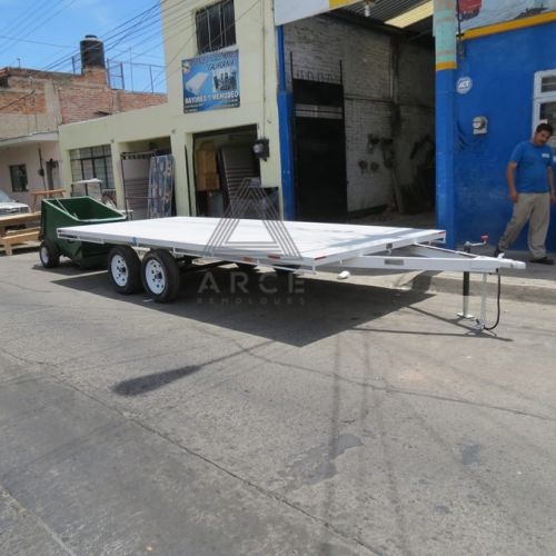 Remolque tipo plataforma de cama alta, ideal para transporte de materiales