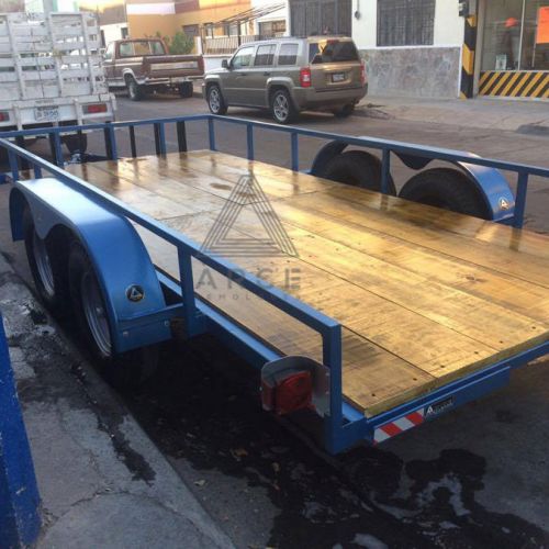 Remolque tipo plataforma con rampas movibles, piso de madera. Ideal para transportar carros o camionetas