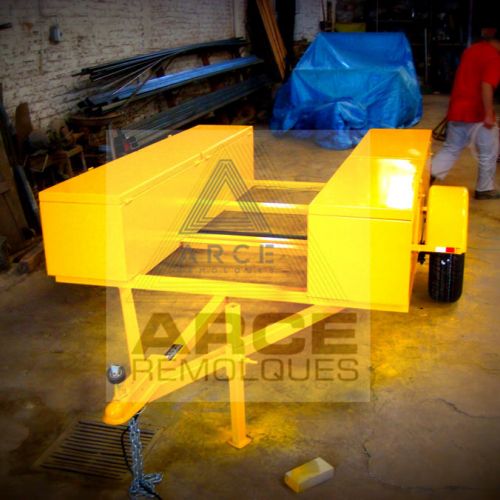 Chasis fabricado para brindar auxilio vial, con cajas de herramientas a los costados y espacio al centro para llevar llantas de refacción