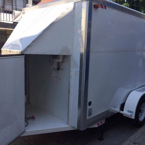 Caja seca fabricada para consultorio móvil con caja doble para cuarto de control. Conexiones eléctricas, caja de control, terminados en aluminio antiderrapante, ventilación y molduras en todo el remolque