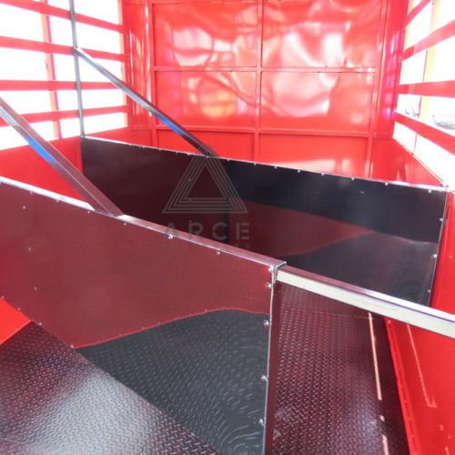 Remolque fabricado para transportar dos caballos con opción a sujetar las divisiones centrales para subir un RZR