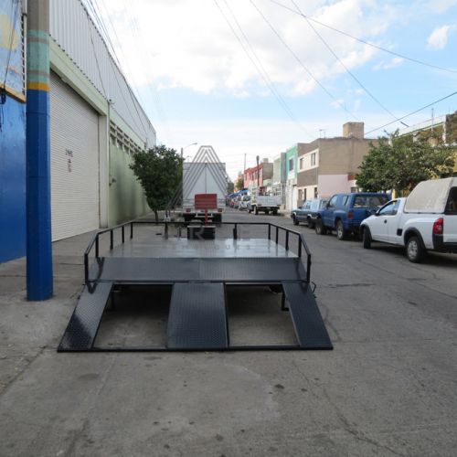 Remolque de diseño especial fabricado para transporte de vagón de tren tirado por su winch frontal